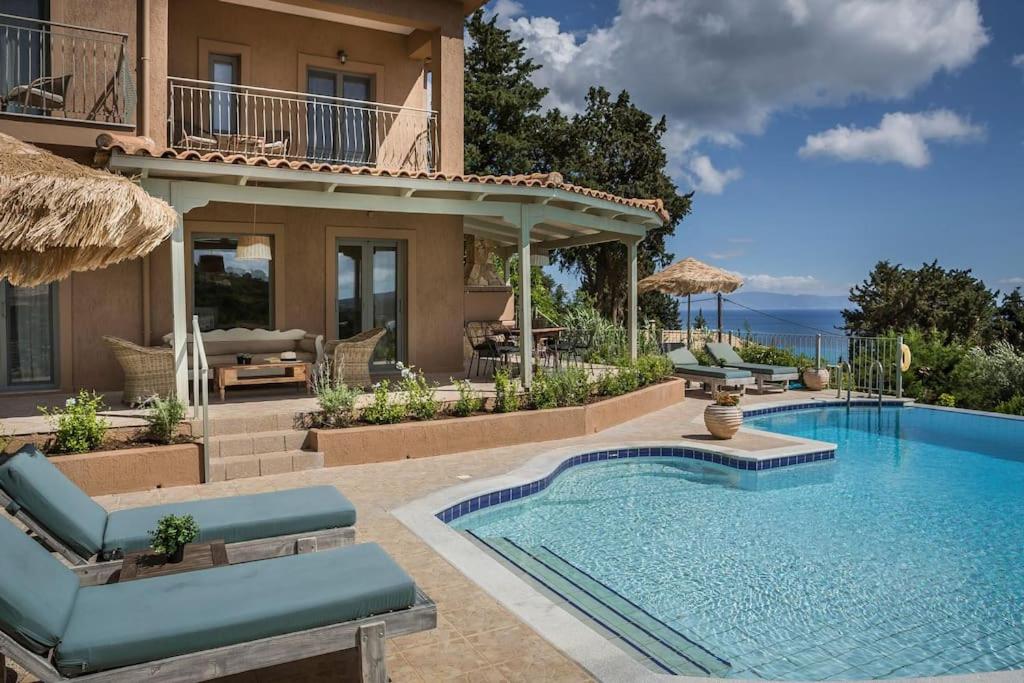 Басейн в Unique Kefalonia Ionian Beach Villa або поблизу