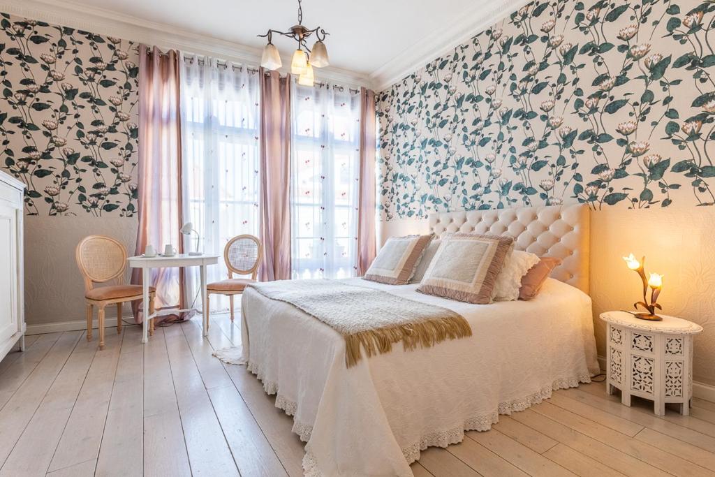 a bedroom with a bed with a floral wallpaper at B&B Yasmine Brugge in Bruges