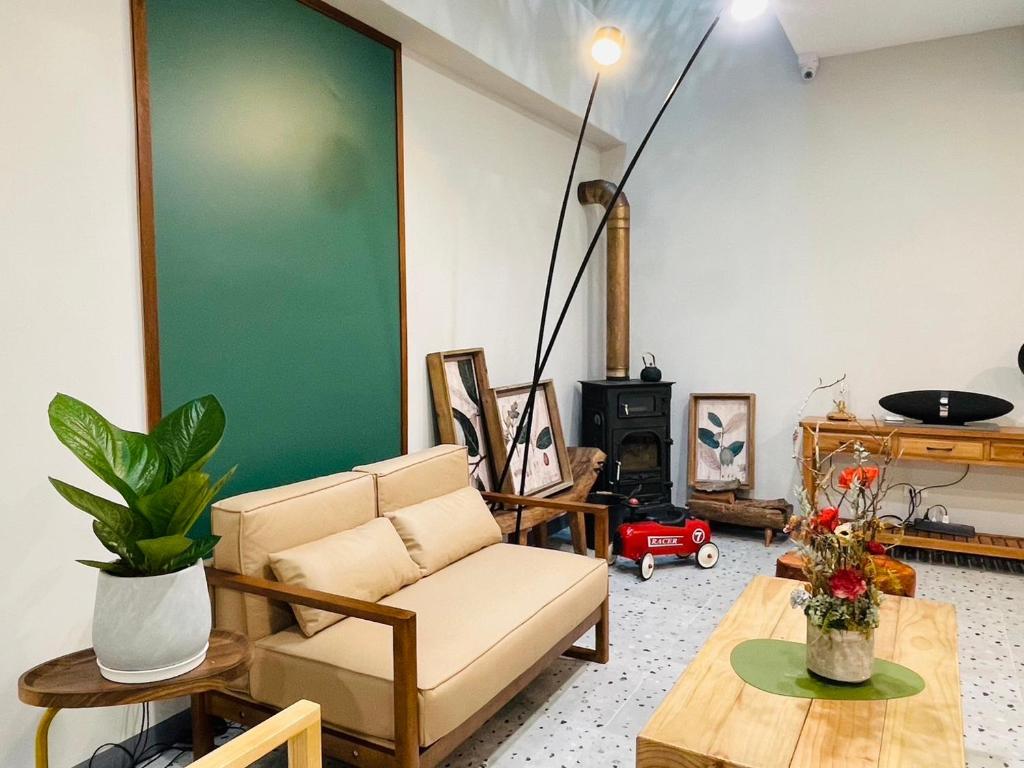 een woonkamer met een bank en een tafel bij Rooms Homestay in Hualien