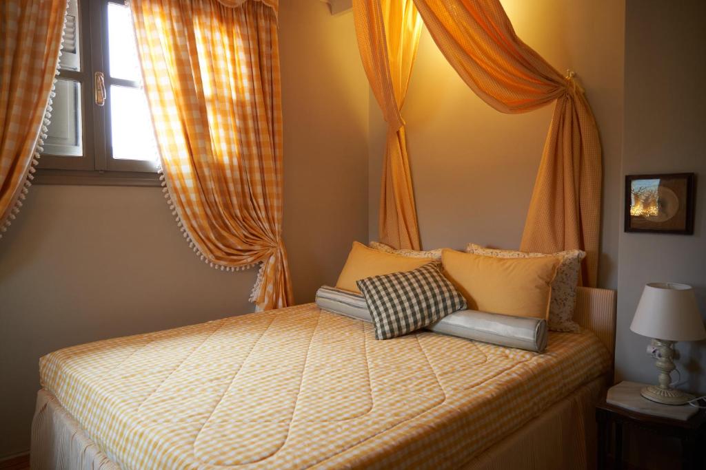 Posteľ alebo postele v izbe v ubytovaní Dandy Villas Dimitsana - a family ideal charming home in a quaint historic neighborhood - 2 fireplaces for romantic nights