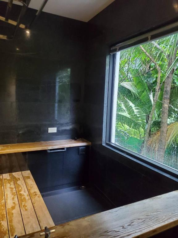 a small room with a window and a table at Fu Wan Cafe Villa in Donggang