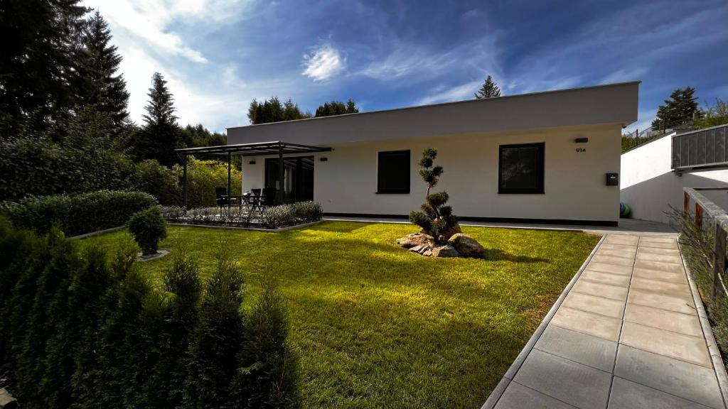 Vonkajšia záhrada v ubytovaní HausLipno Bungalov na Lipně