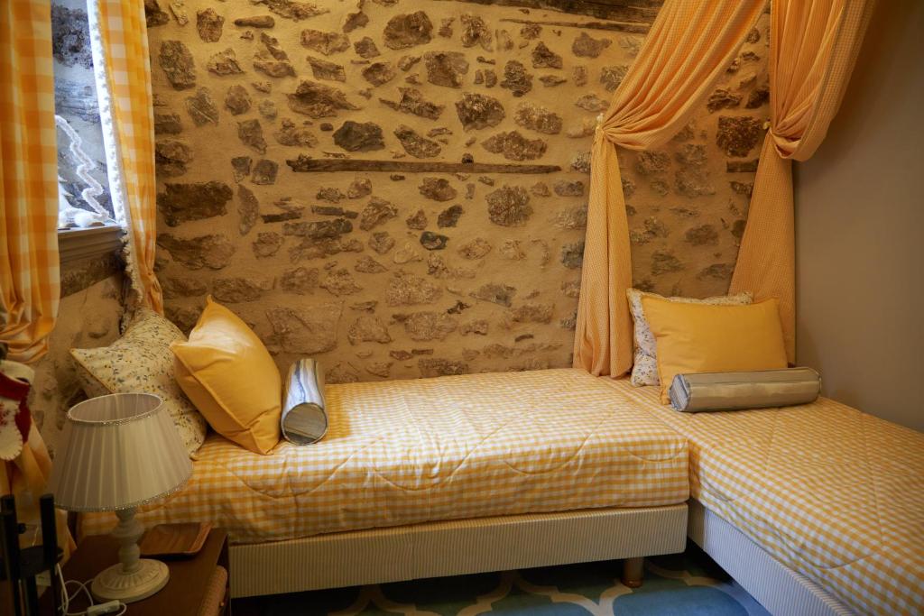 Posteľ alebo postele v izbe v ubytovaní Dandy Villas Dimitsana - a family ideal charming home in a quaint historic neighborhood - 2 fireplaces for romantic nights