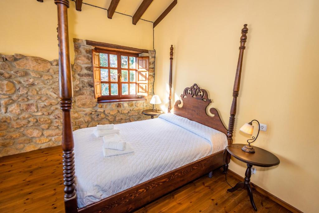 um quarto com uma cama de madeira e piso de madeira em Casa Horno em Robledo