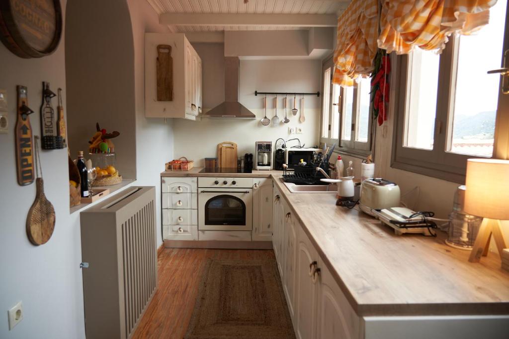 Kuchyňa alebo kuchynka v ubytovaní Dandy Villas Dimitsana - a family ideal charming home in a quaint historic neighborhood - 2 fireplaces for romantic nights