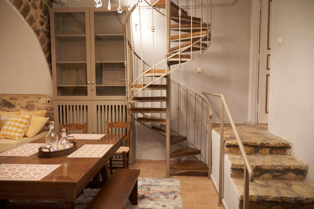 Posedenie v ubytovaní Dandy Villas Dimitsana - a family ideal charming home in a quaint historic neighborhood - 2 fireplaces for romantic nights