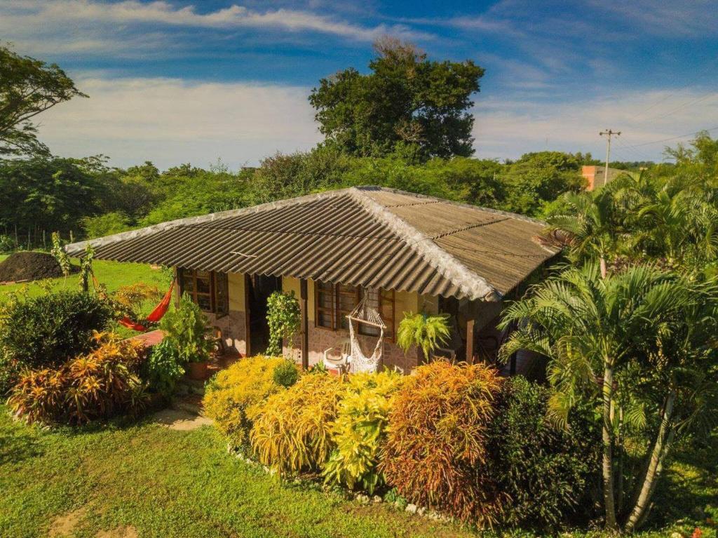 una pequeña casa en un campo con árboles y arbustos en Cabana De Descanso, Isla De Baru - Cartagena - Rest Cabin, Baru Island -Bolivar, en Playa Blanca