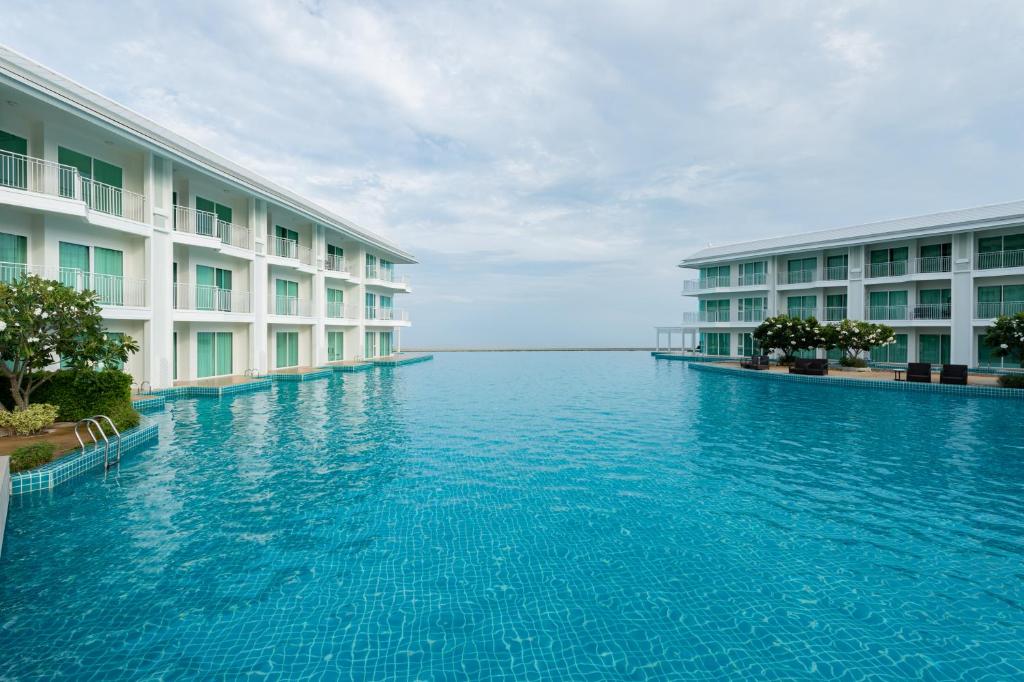 Bazén v ubytování One Bedroom BeachfrontPoolfront Located In Cha-amHua Hin nebo v jeho okolí