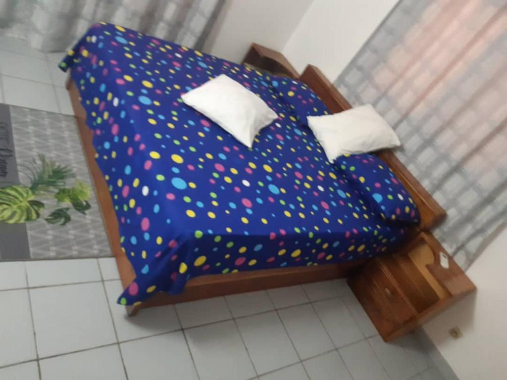 um modelo de cama com bolinhas em Guesthouse Rotimex em Lomé