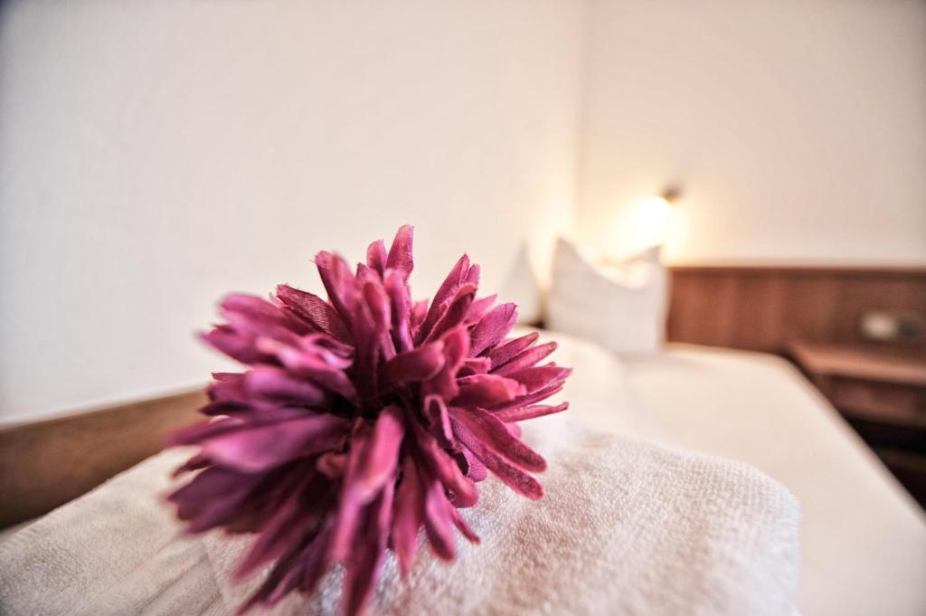 A bed or beds in a room at Haus Enzian
