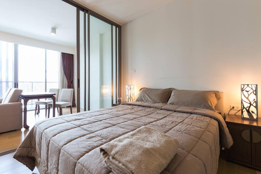 Postel nebo postele na pokoji v ubytování S39- 1 Bedroom Downtown Apt with Balcony and Pool