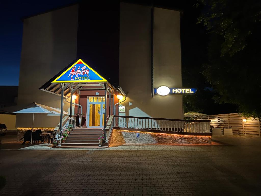 Budova, kde se hotel nachází