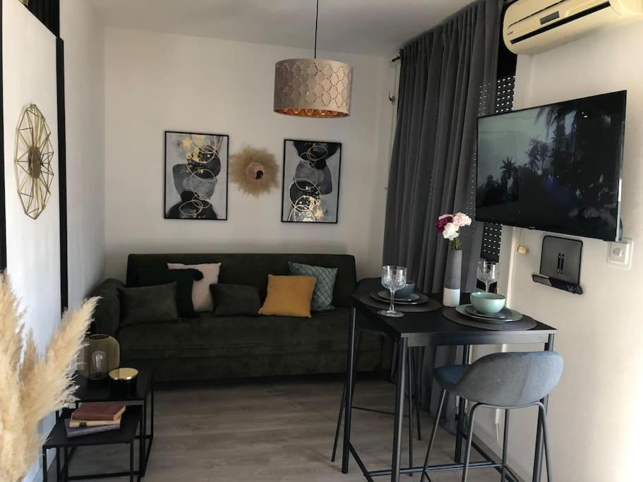 een woonkamer met een bank en een tafel bij Arriri Arena Zagreb Apartment in Zagreb