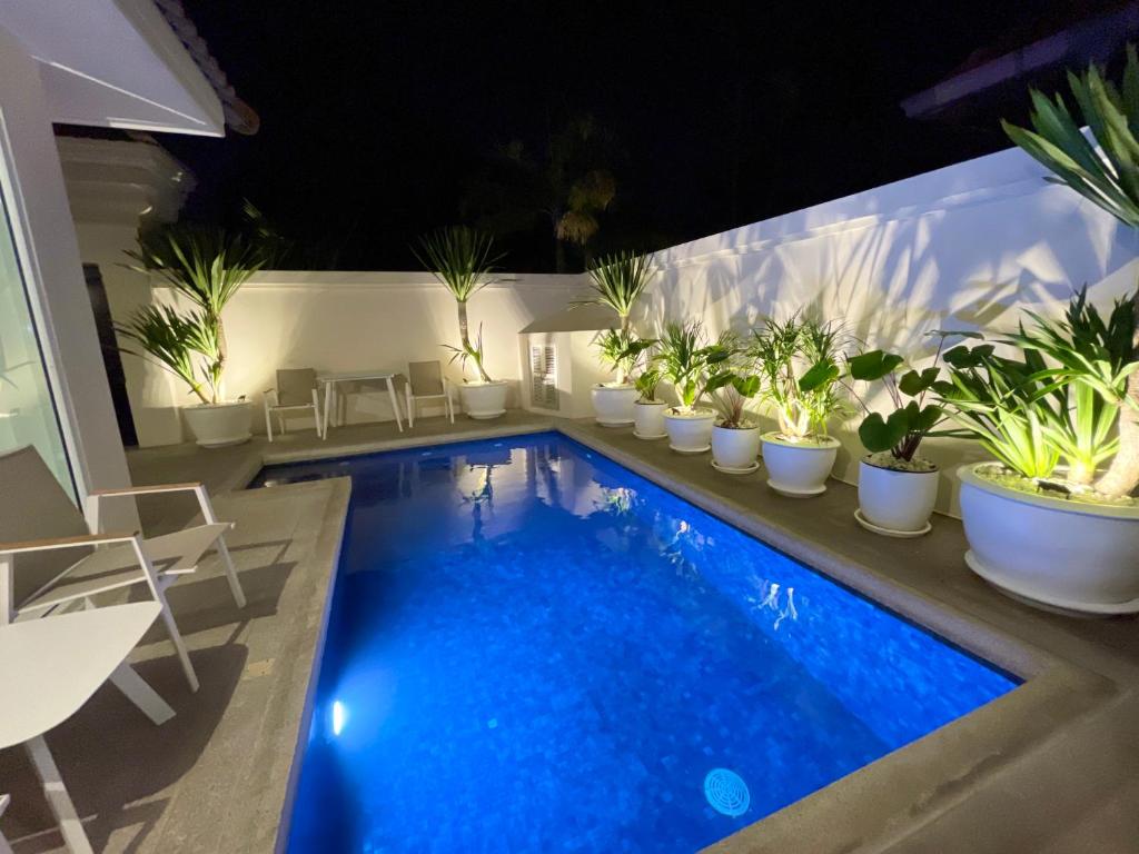 Bazén v ubytování View Talay Villas - Luxury, 2 Bedroom - private pool villa, 500m from Jomtien beach - VTV 45 nebo v jeho okolí