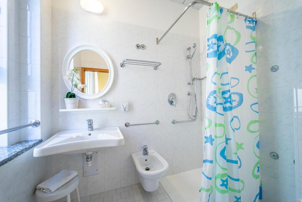 A bathroom at Hotel Romagna