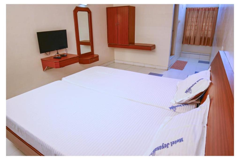Postel nebo postele na pokoji v ubytování Hotel Jeyasakthi