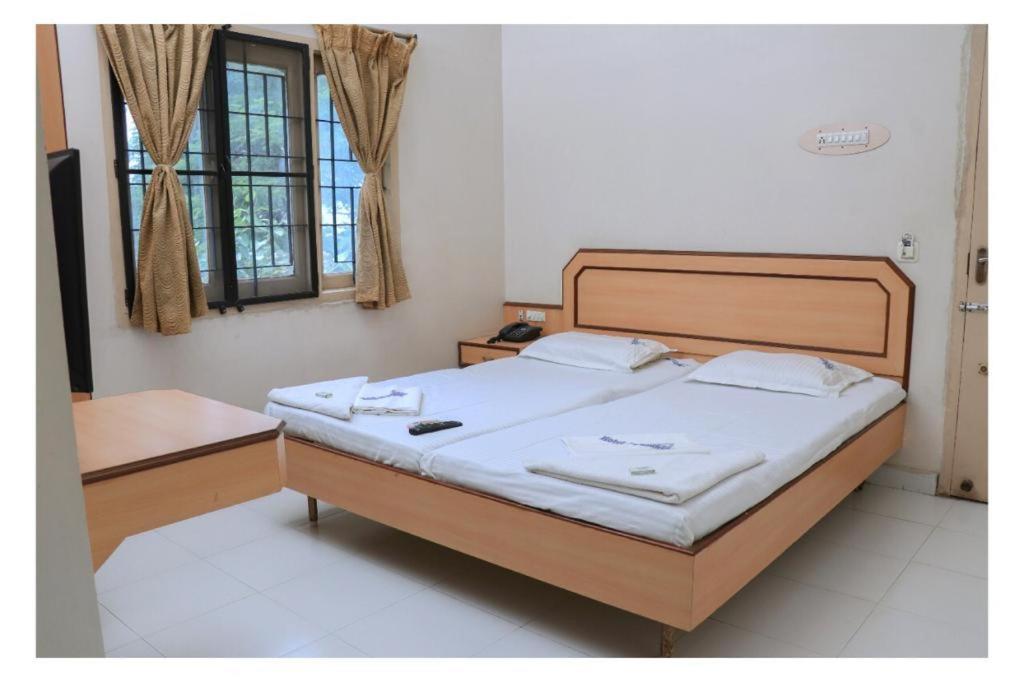 Postel nebo postele na pokoji v ubytování Hotel Jeyasakthi