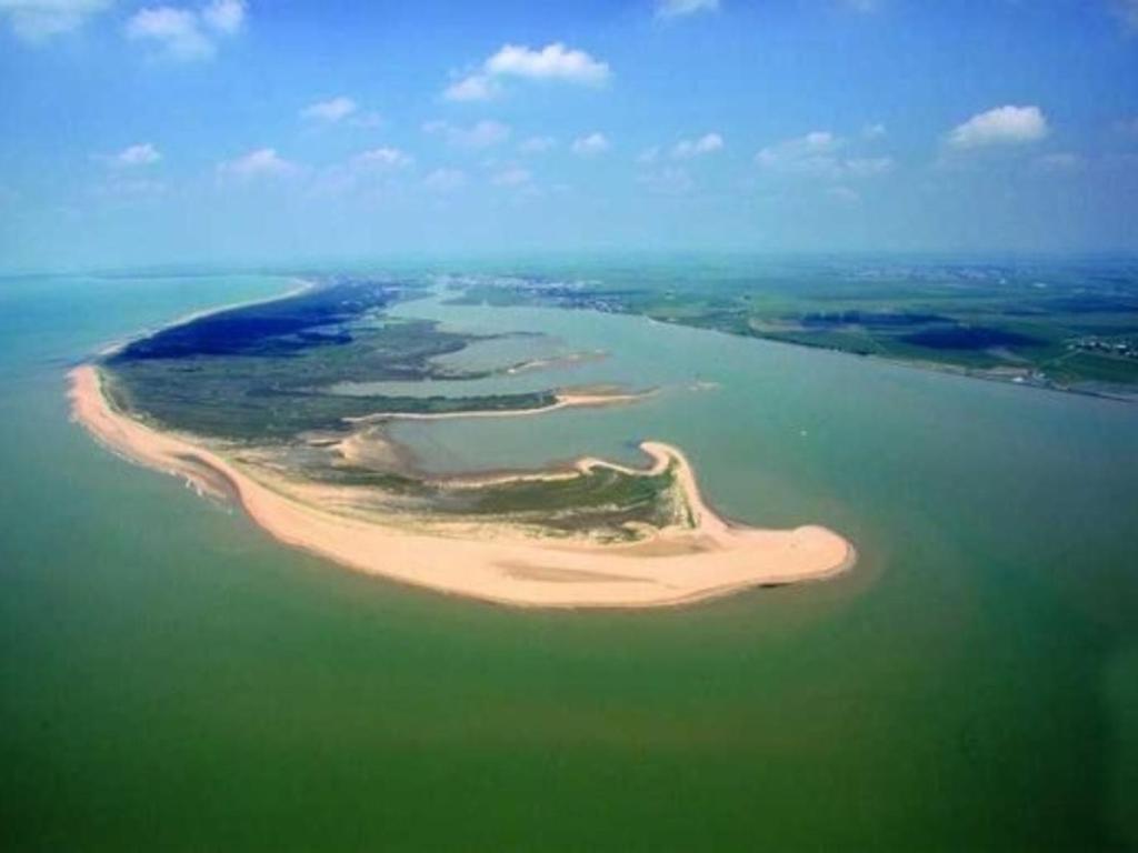 an aerial view of an island in the water at Maison La Faute-sur-Mer, 2 pièces, 4 personnes - FR-1-476-184 in La Faute-sur-Mer