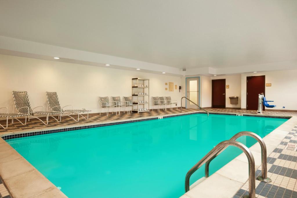 ディアボーンにあるCountry Inn & Suites by Radisson, Dearborn, MIのホテル内の青い水のプール