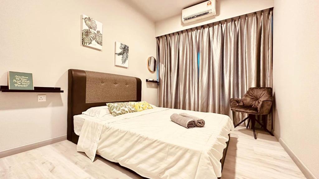 1 dormitorio con 1 cama, 1 silla y 1 ventana en SIMPLY RELAX HOME JQ KOTA KINABALU near SURIA SABAH MALL 亚庇好窝, en Kota Kinabalu