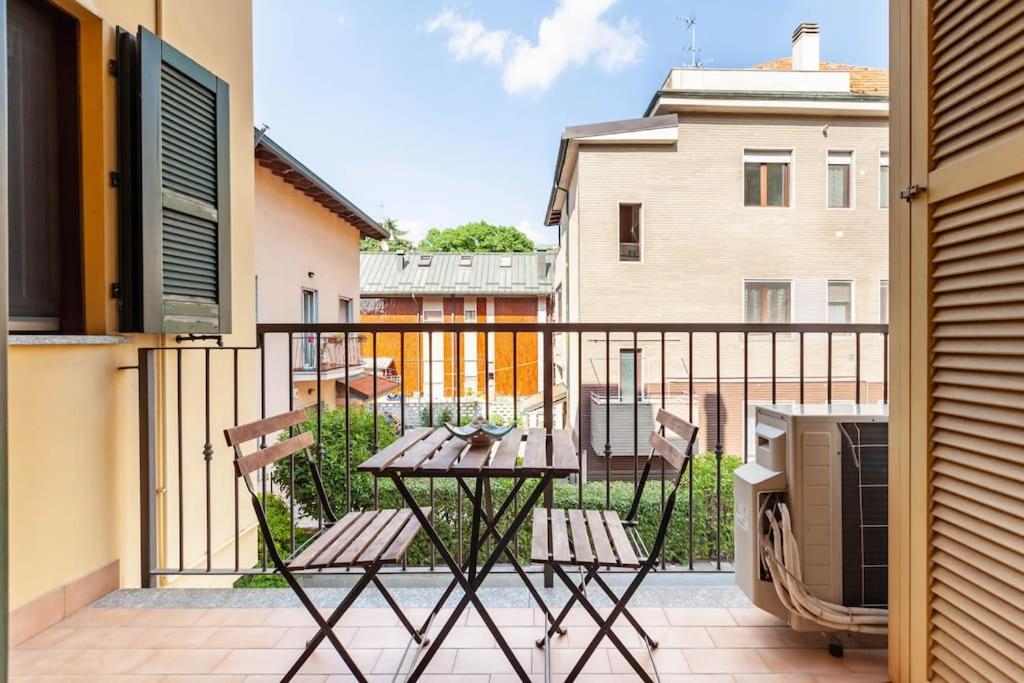 een balkon met een tafel en 2 stoelen bij Casa Azzurra - by Host4U in San Donato Milanese