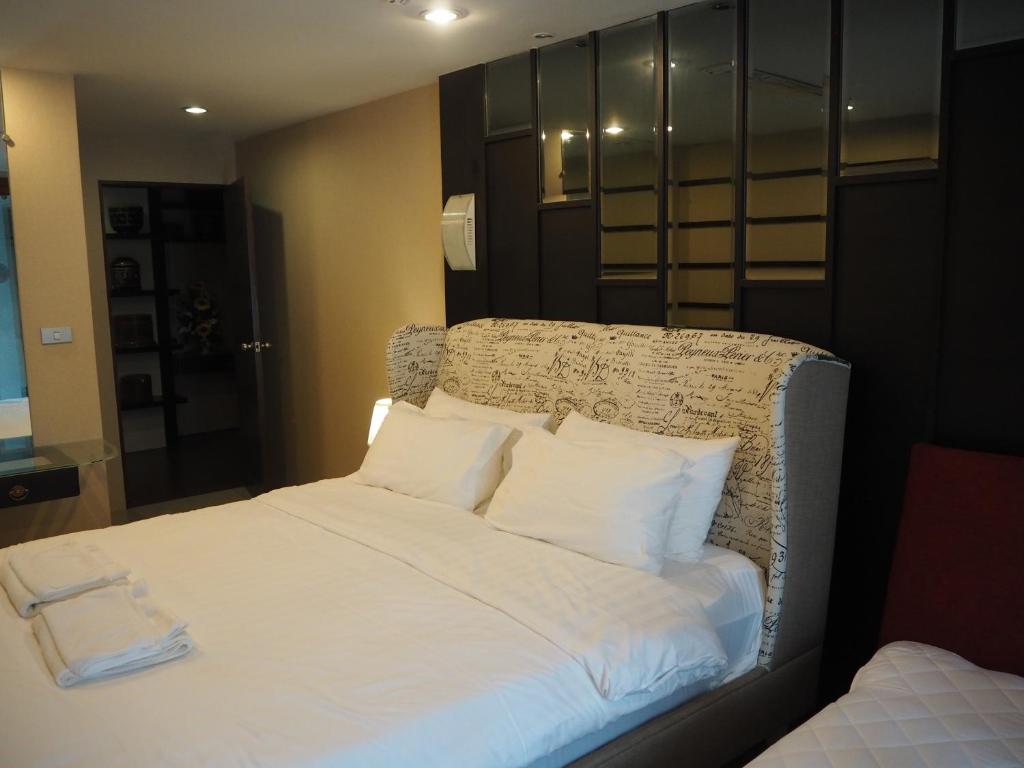 Postel nebo postele na pokoji v ubytování Custom Design Loft With City Views And Rooftop Pool