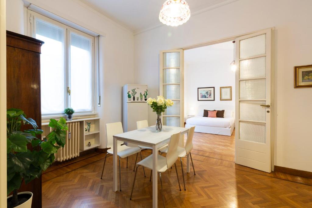Living isola - Two-Bedroom Apartment