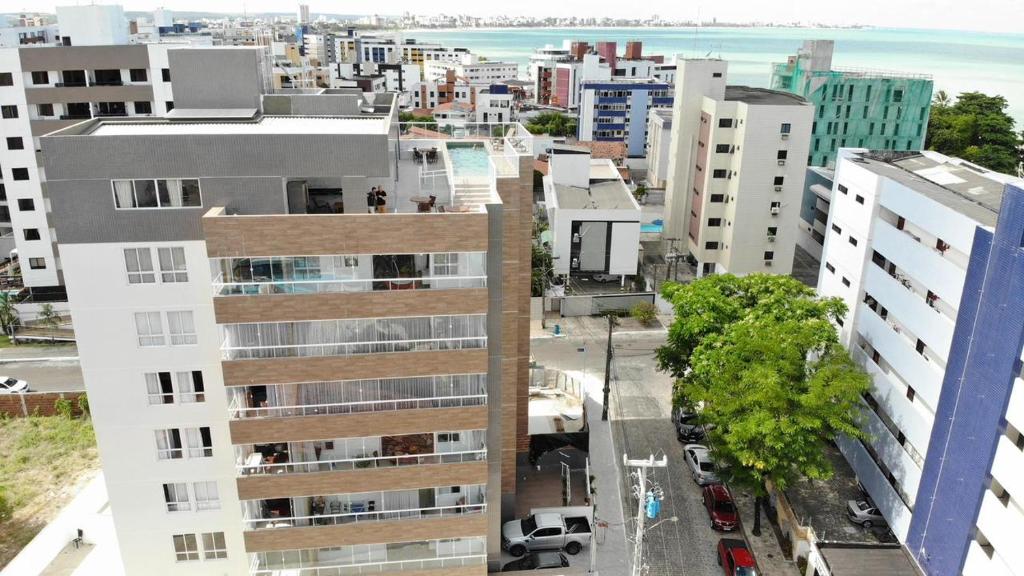 una vista aérea de una ciudad con edificios en Apartamento vista mar em João Pessoa, en João Pessoa
