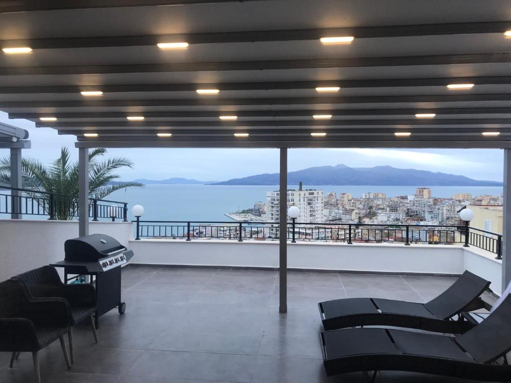 Una habitación con sillas y vista al mar. en Pirro Luxury Apartment, en Sarandë