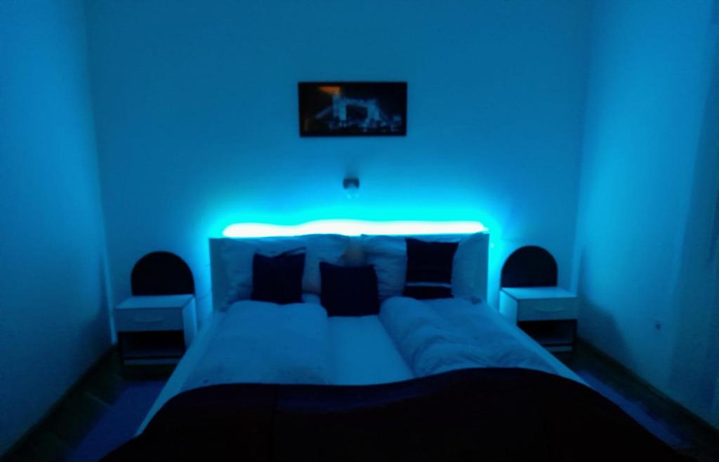Postel nebo postele na pokoji v ubytování Pécs Park