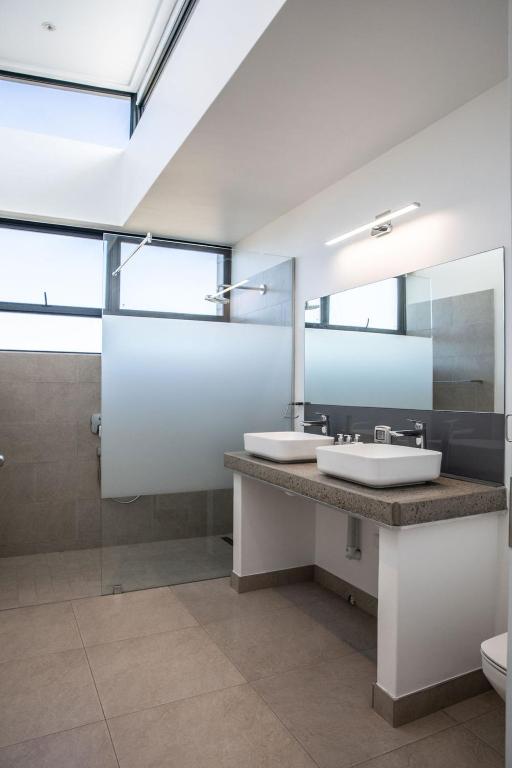 Hilltop Bayview Luxury Apartments - Image 40