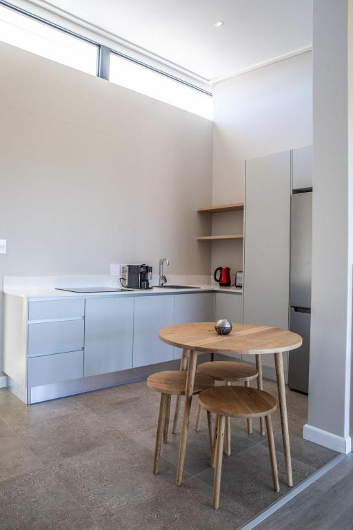 Hilltop Bayview Luxury Apartments - Image 32