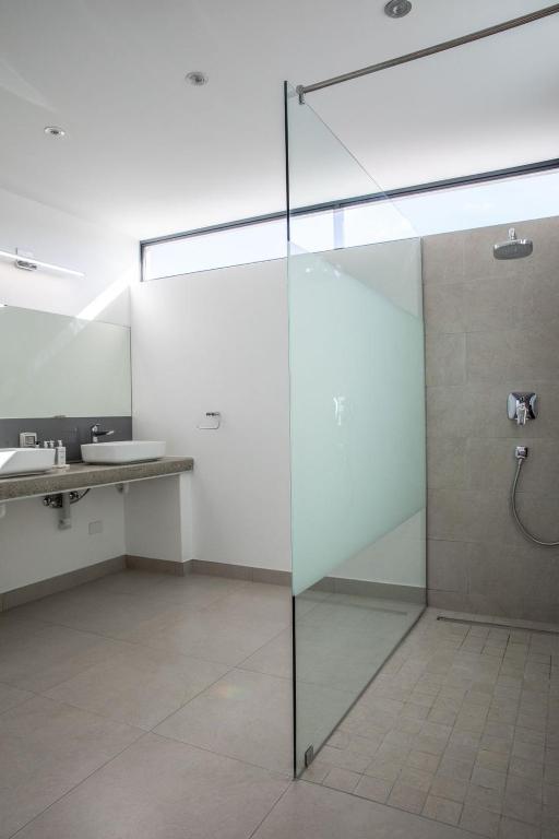 Hilltop Bayview Luxury Apartments - Image 9