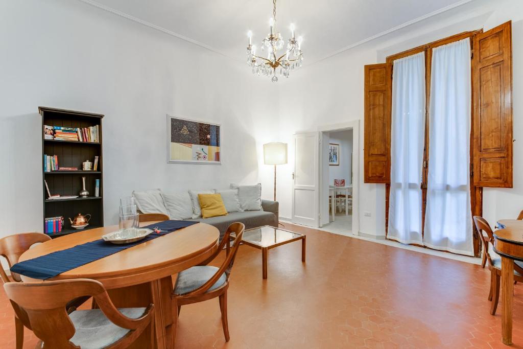 sala de estar con mesa y sofá en RomagnaBNB Campostrino, en Forlì