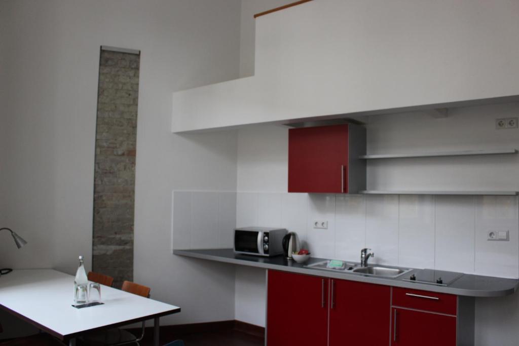 Kuchyň nebo kuchyňský kout v ubytování GLS Studio Hotel Berlin