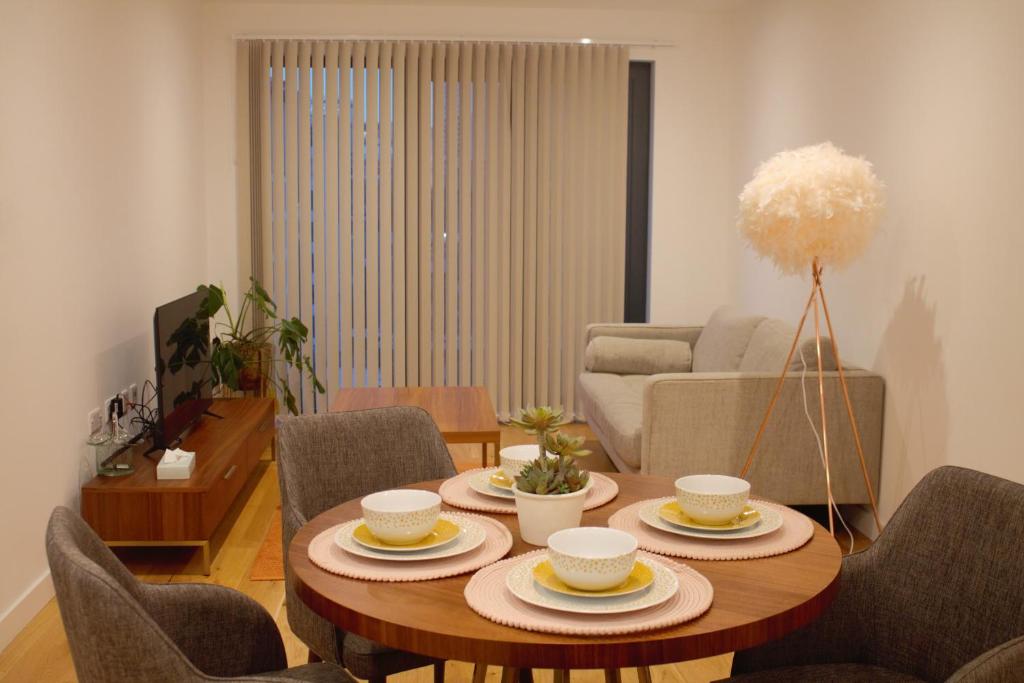 una sala de estar con una mesa con tazas y sillas en whats she want-- 2beds 2bath apartment en Birmingham