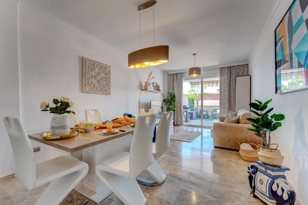 Posedenie v ubytovaní Modern apartment with large terrasse, bbq, fast wifi, 2 pools