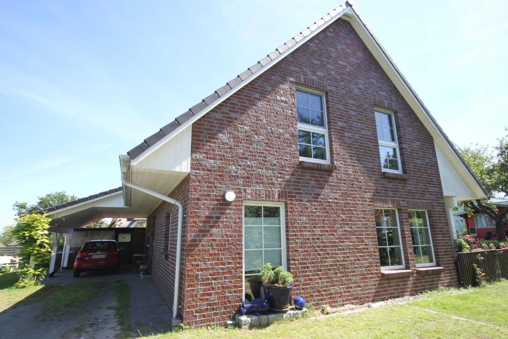 a red brick house with a garage at Ferienwohnung Frida in Althagen
