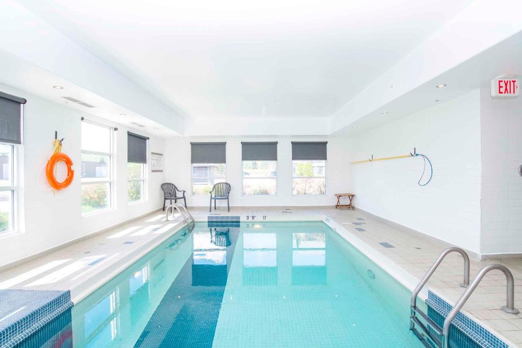 Bazén v ubytování Sandman Signature Prince George Hotel nebo v jeho okolí