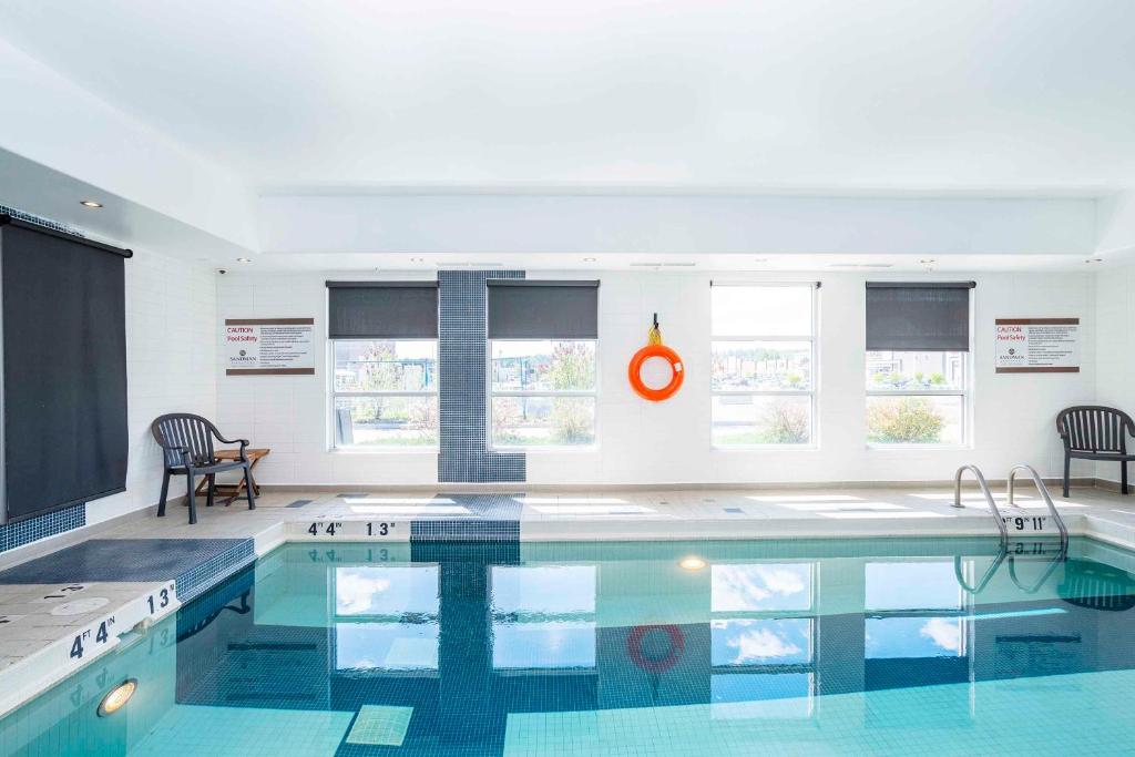 Bazén v ubytování Sandman Signature Prince George Hotel nebo v jeho okolí
