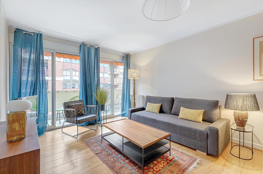 - un salon avec un canapé et une table dans l'établissement BEL CANTO - Charmant appartement de 50 m2, à Toulouse