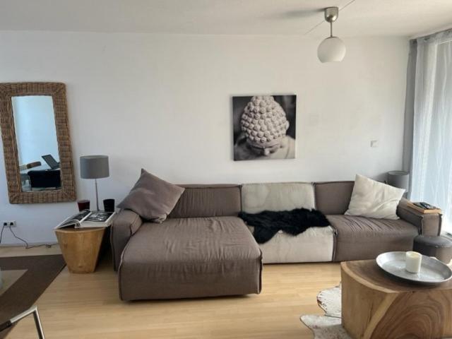 salon z kanapą i stołem w obiekcie center appartement 2 rooms w mieście Alphen aan den Rijn