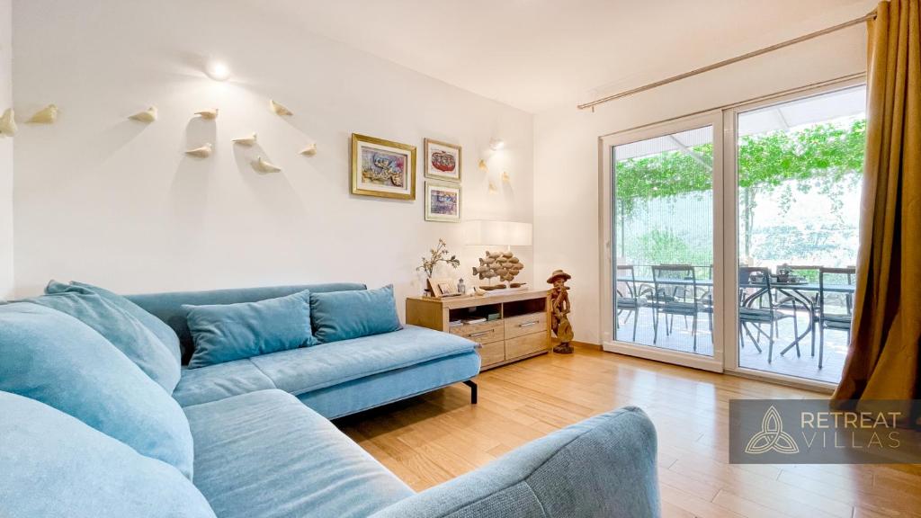 Posezení v ubytování Villa Eleona with private pool and garden