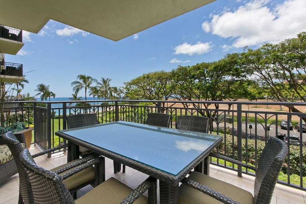 una mesa y sillas en un balcón con vistas al océano en Ko Olina Beach Villas B304 - 3BR Luxury Condo with Stunning Ocean View & 2 Free Parking en Kapolei