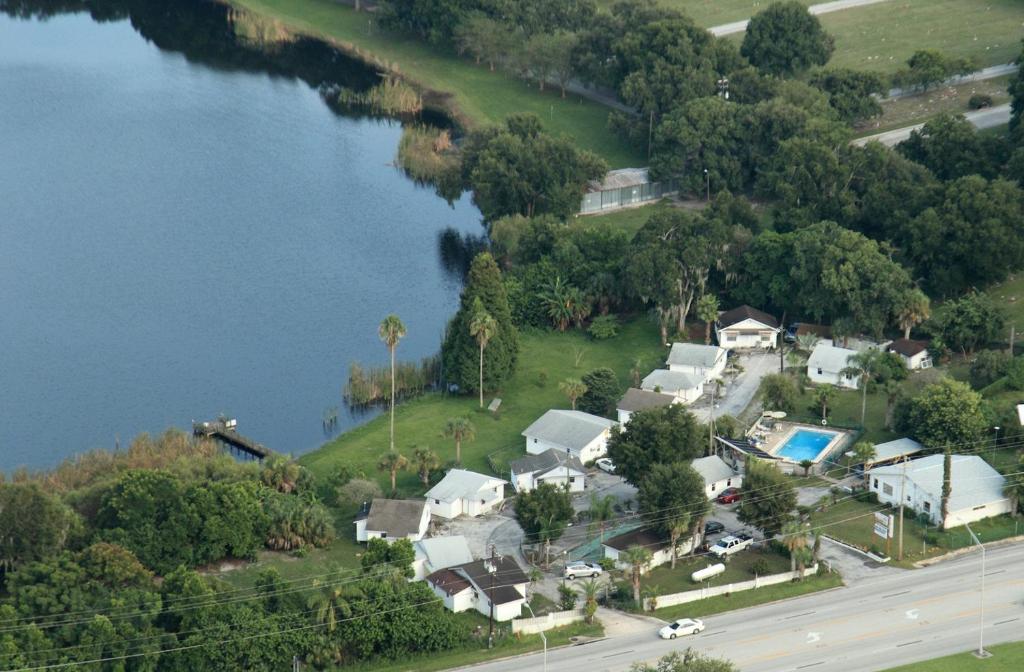 una vista aérea de una casa junto a un lago en Lake Ida Beach Resort, en Winter Haven