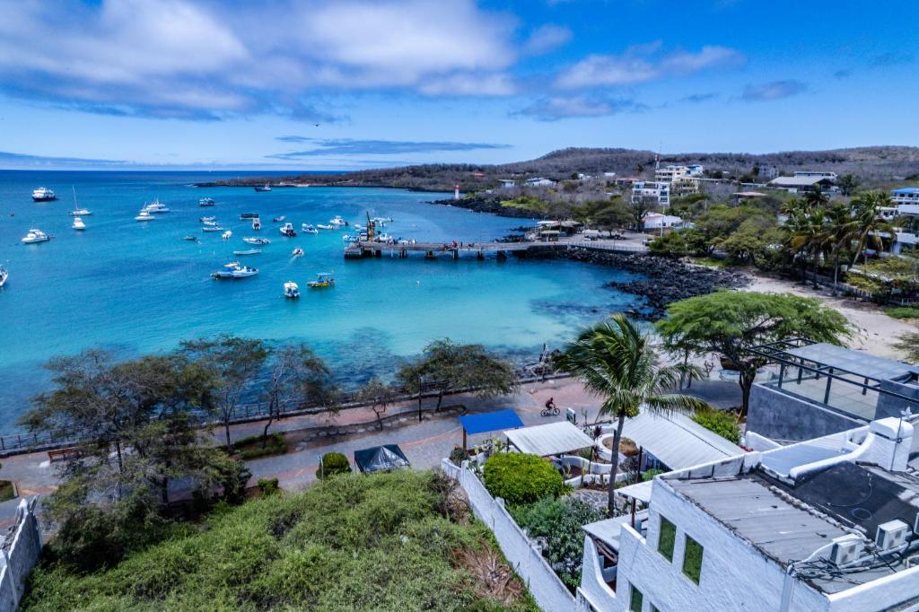 vistas a un puerto con barcos en el agua en Casa Opuntia, en Puerto Baquerizo Moreno