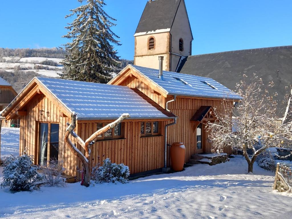 una iglesia con techo solar en la nieve en Le Rucher de St Pierre en Sainte-Marie-aux-Mines