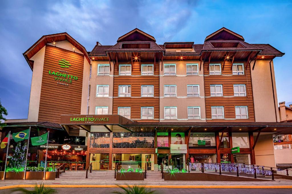 un hotel con un gran edificio en una calle en Hotel Laghetto Vivace, en Canela