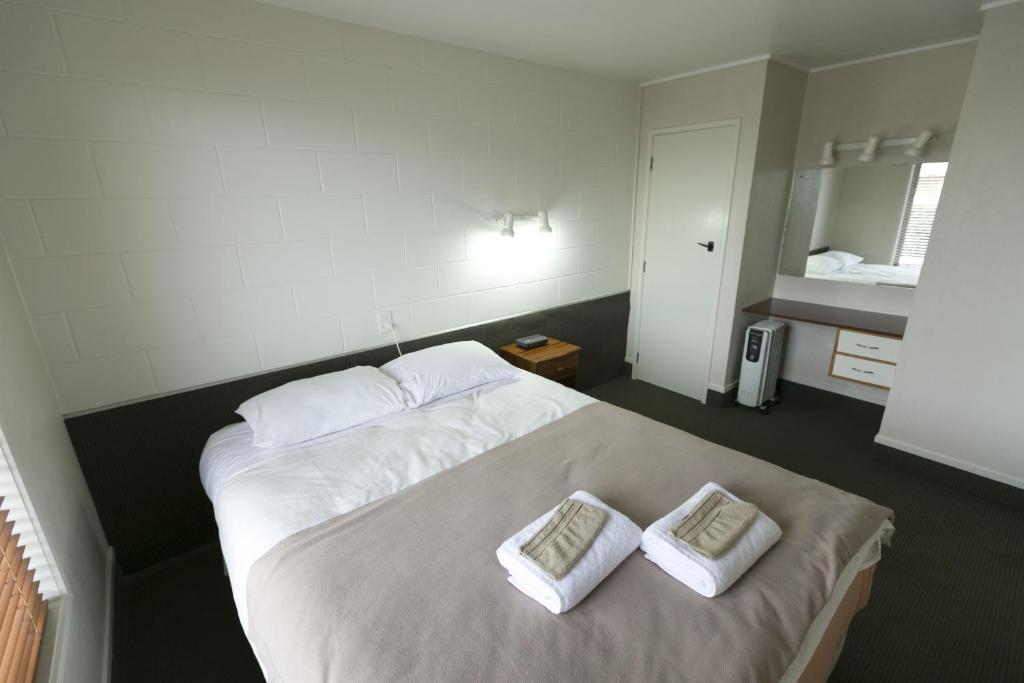 Postel nebo postele na pokoji v ubytování Maple Lodge Motel