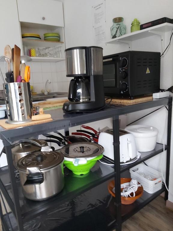 a kitchen with a microwave and some pots and pans at Luz St Sauveur, Appartement 3 personnes, vue montagne, exposé sud, Résidence très calme in Luz-Saint-Sauveur
